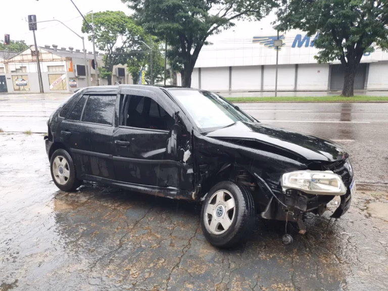 Motorista atropela mulher, foge e bate em carro com família na Avenida Colombo, em Maringá