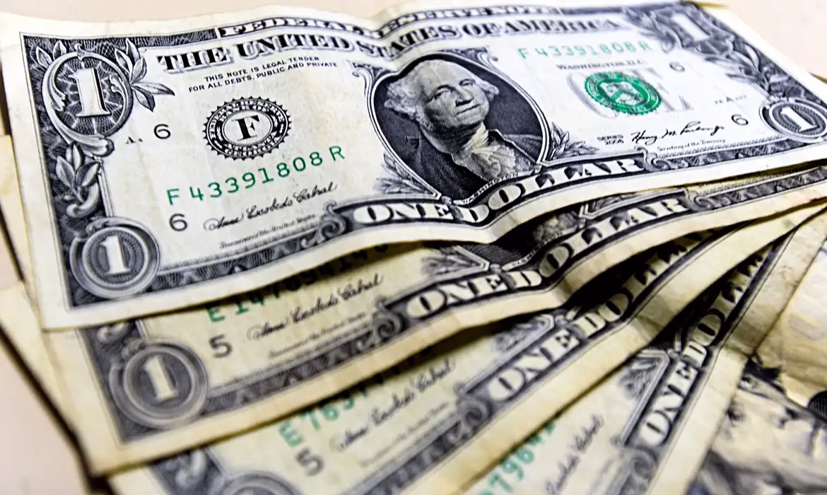 Ameaça ao dólar americano: Como a China vem competindo com essa moeda