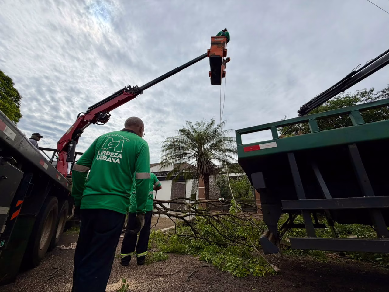 Mais de 200 servidores trabalham na limpeza da cidade após tempestades