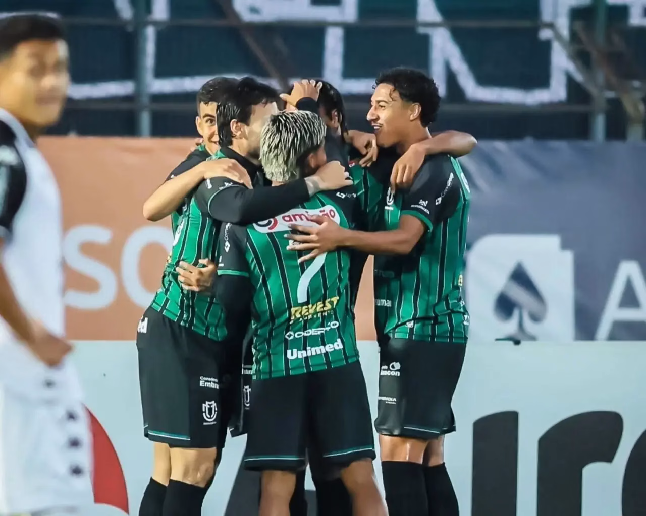 Zagueiro marca de pênalti, Maringá FC vence o Botafogo-PB e se recupera na busca pelo acesso