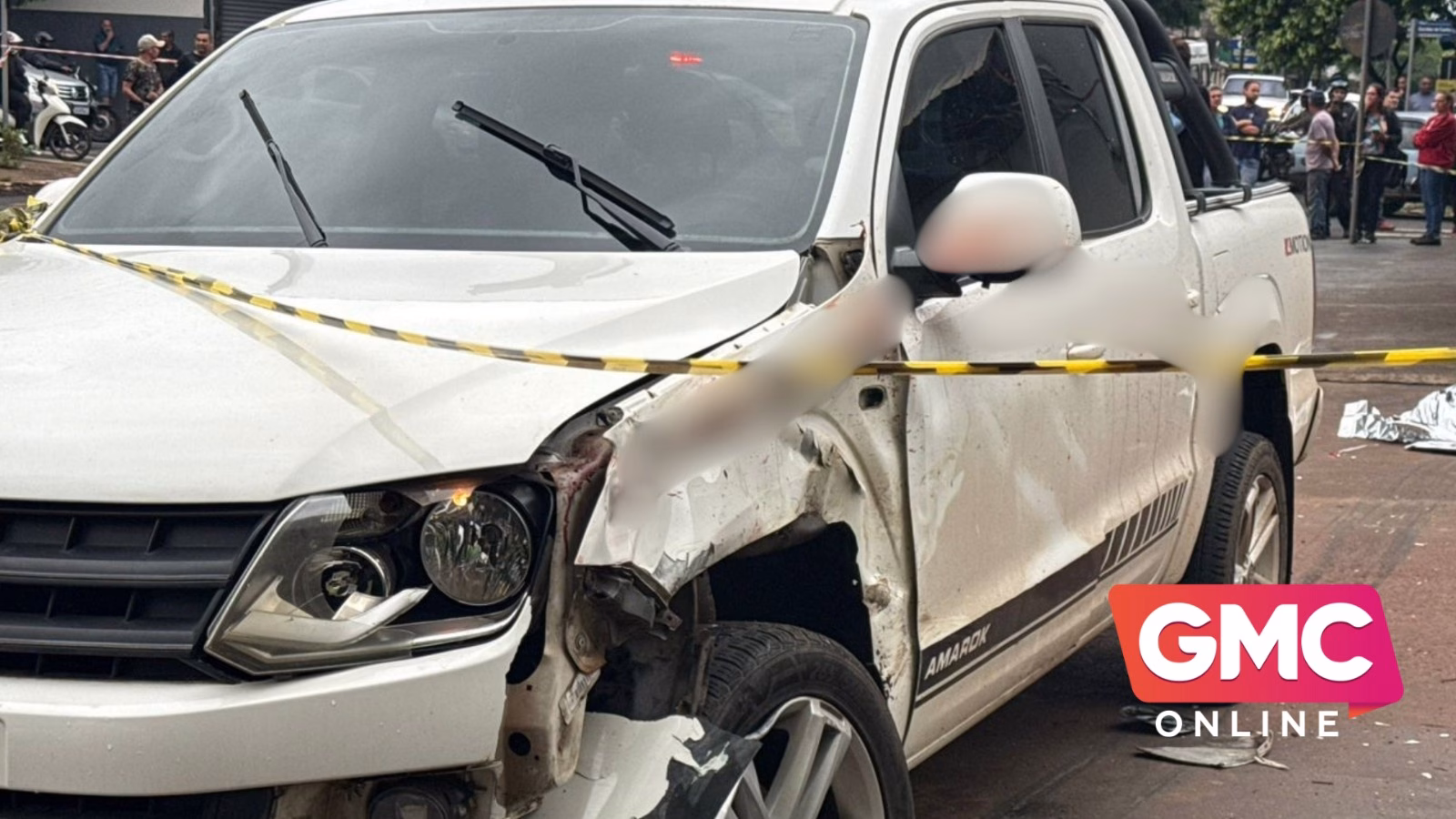 Açougueiro morre prensado por caminhonete após veículo subir na calçada em Sarandi; motorista fugiu do local