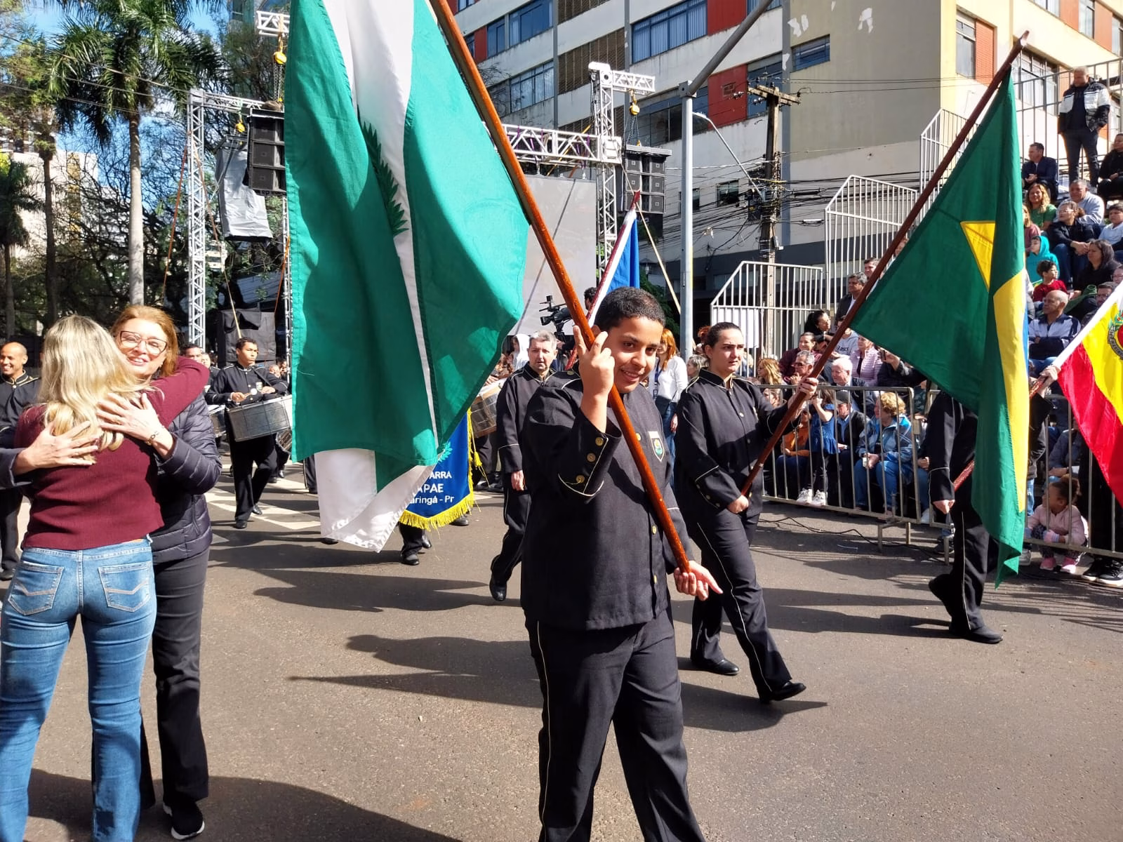 Desfile de 7 de Setembro reúne multidão no centro de Maringá