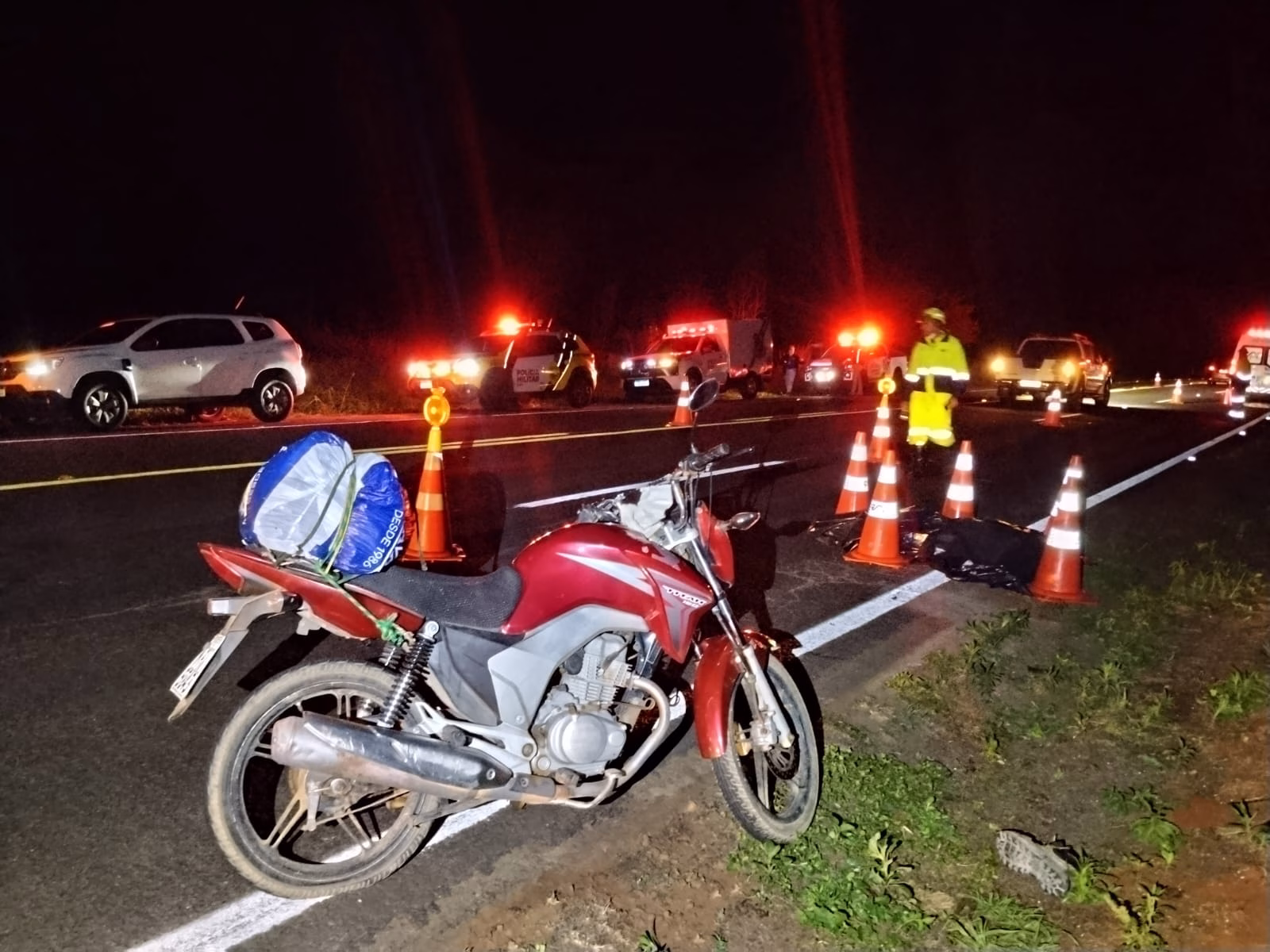 Pneu de motocicleta fura, motociclista para na rodovia e morre atropelado