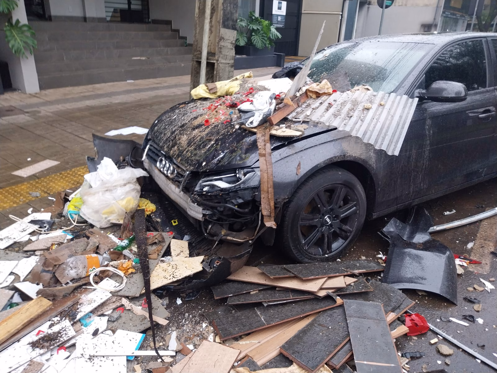 Carro de luxo fica destruído em acidente na madrugada; veja fotos