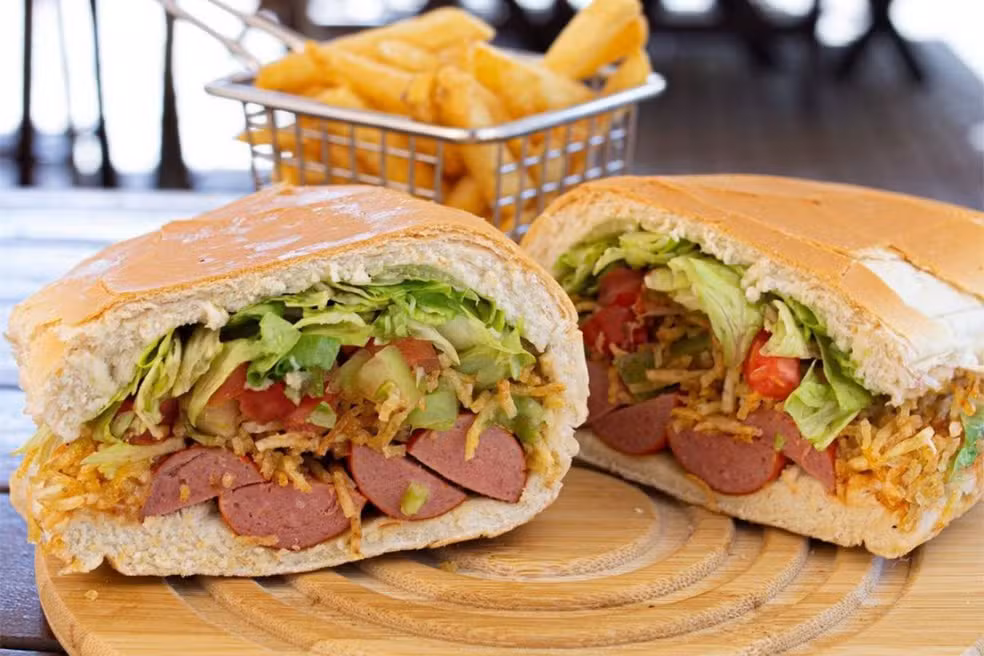 Carne moída, purê, molhos… O que não pode faltar no seu cachorro-quente?