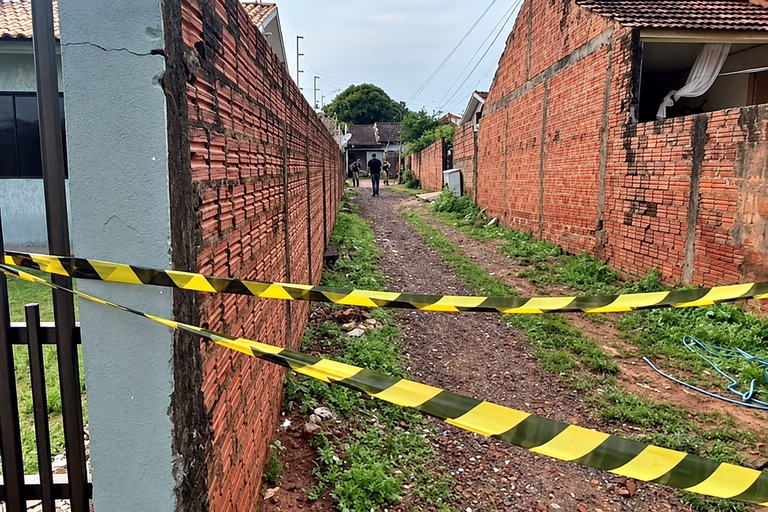 Ataque contra jovem recém-saído da prisão deixa mãe dele e outro homem mortos