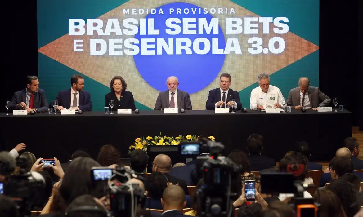 Governo federal lança programa para reduzir dívidas e aumentar consumo
