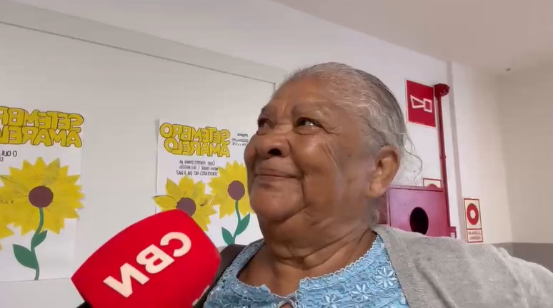 Aos 74 anos, eleitora mostra que idade não é motivo para deixar de votar