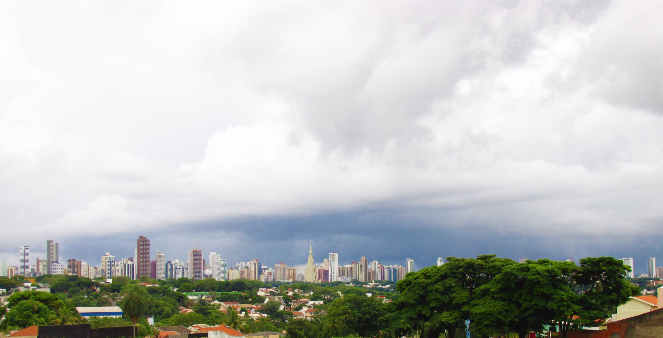 Sábado (10) será de céu encoberto e possibilidade de chuva em Maringá; confira os detalhes da previsão