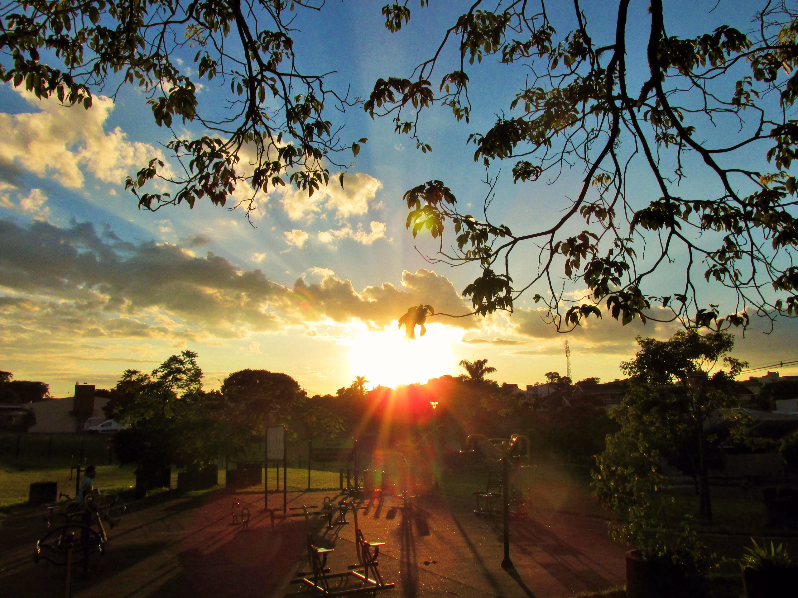 Sábado (31) será de sol entre nuvens e temperaturas de até 28º C em Maringá