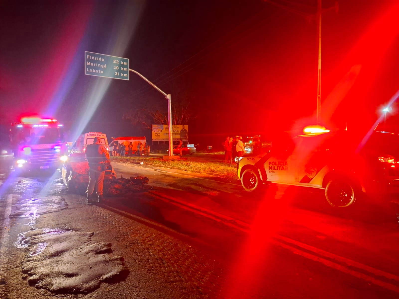Motocicleta bate de frente em carro, veículos pegam fogo e uma pessoa morre