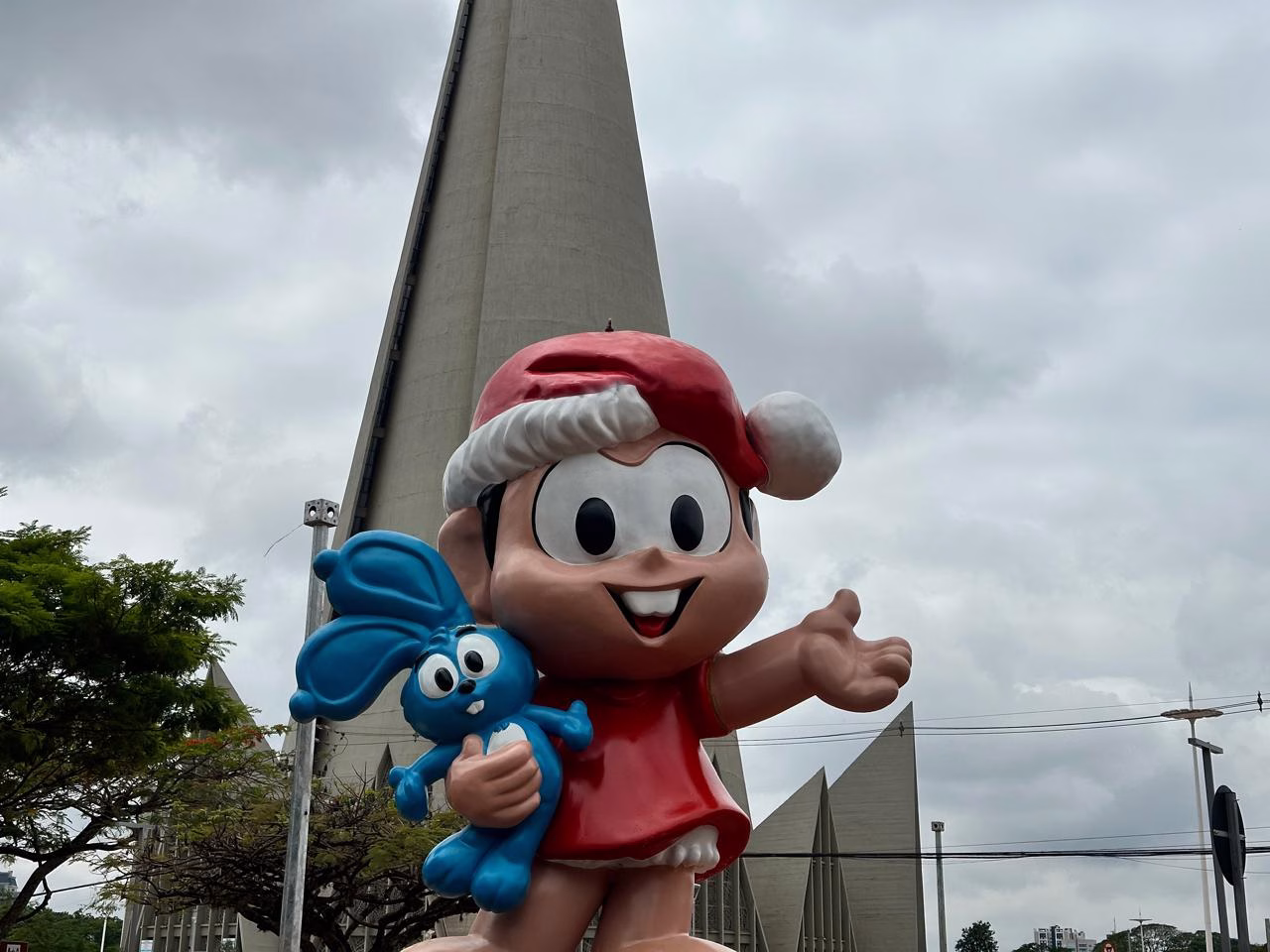 Decoração de Natal entra na reta final para abertura da Maringá Encantada