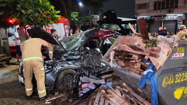 Carro com sete jovens, incluindo dois no porta-malas, sofre grave acidente em Maringá; duas vítimas foram intubadas