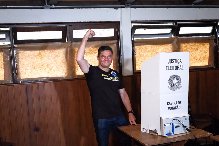 Moro vota em Curitiba e manifesta solidariedade às vítimas das chuvas no Paraná